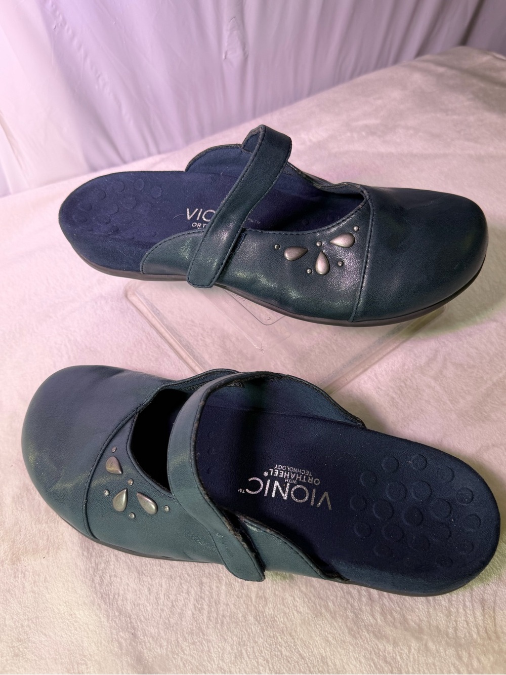 Vionic Teal Mary Jane Orthotic Clogs with Decorative Cutouts
